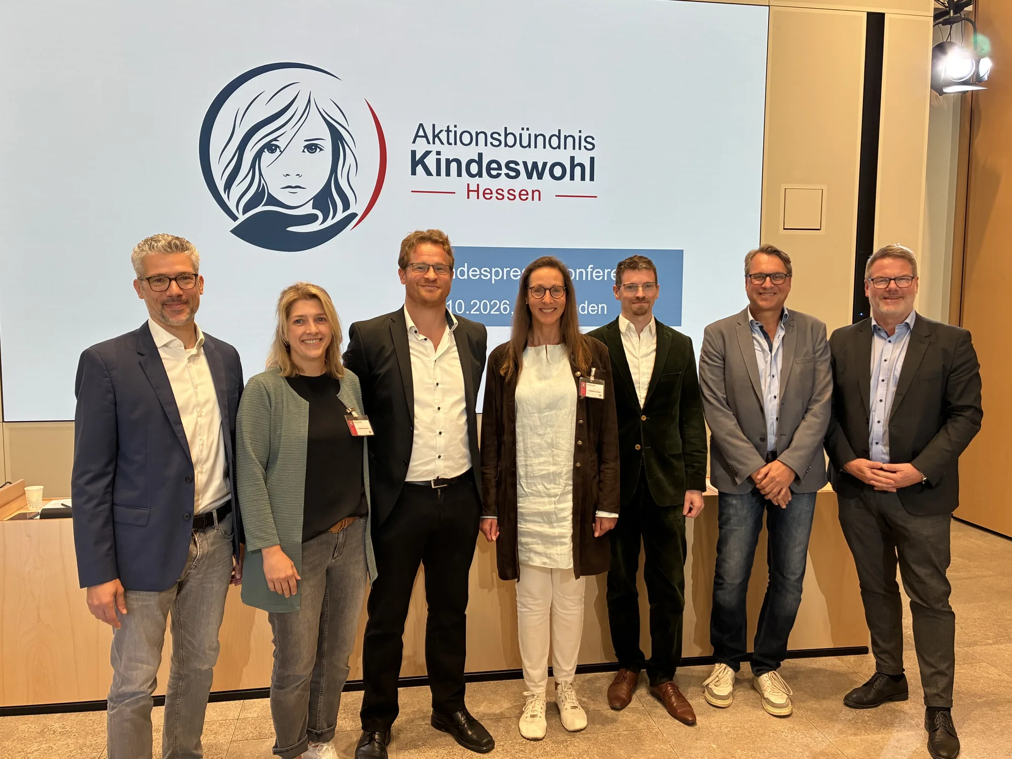 Vertreterinnen und Vertreter des Aktionsbündnisses Kindeswohl Hessen bei der Landespressekonferenz am 07.10.2026 in Wiesbaden