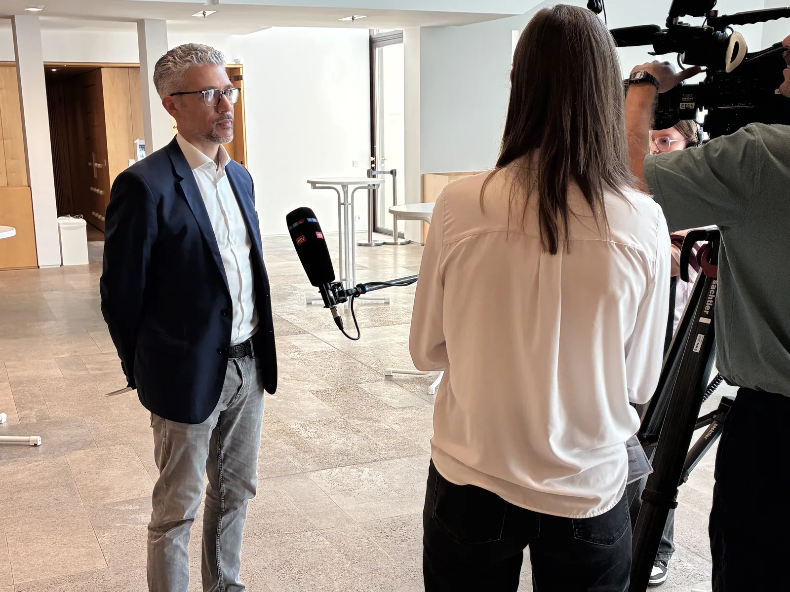 Fernsehinterview im Foyer des Landtags