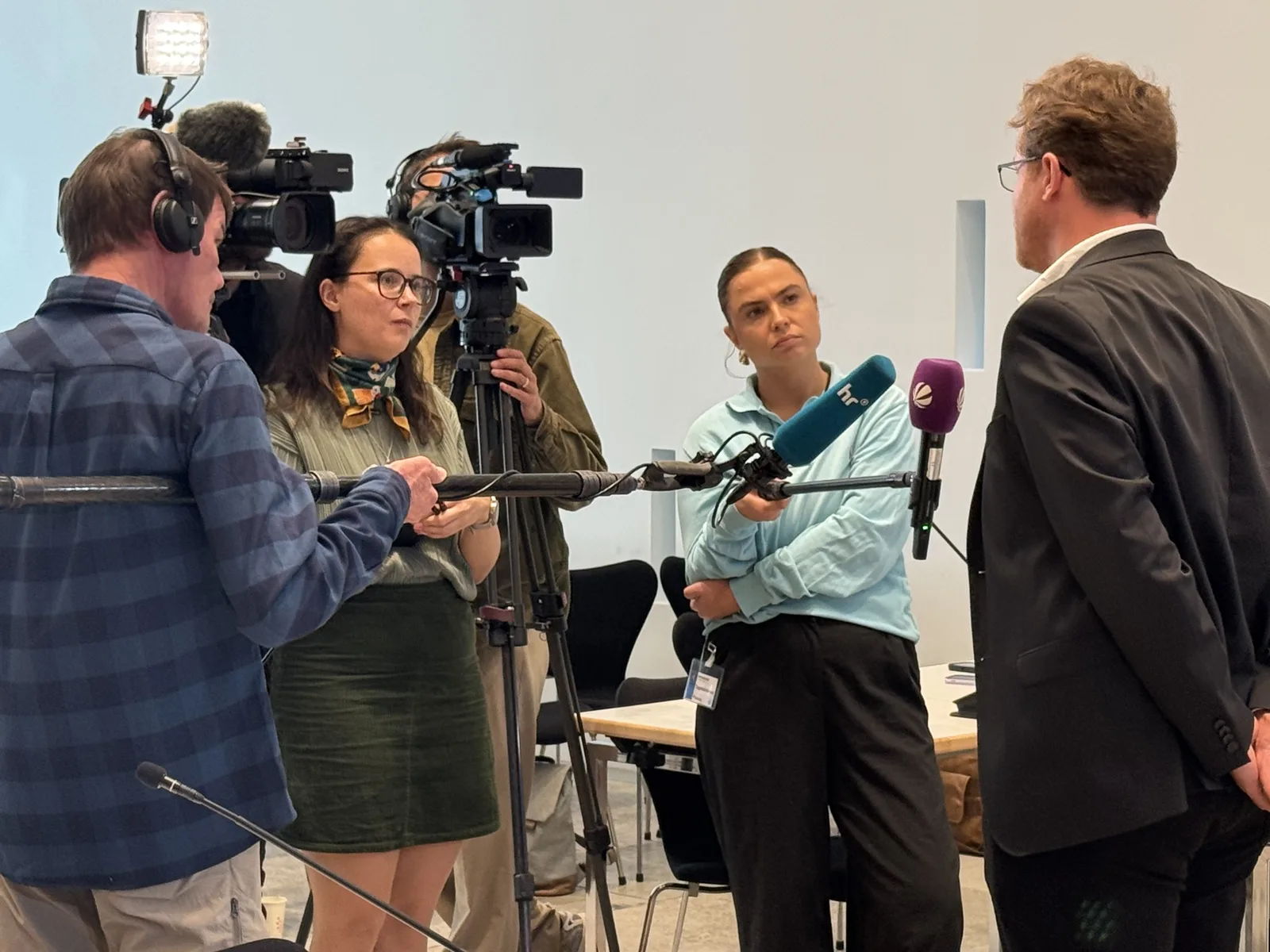 Interview mit mehreren Kamerateams nach der Pressekonferenz