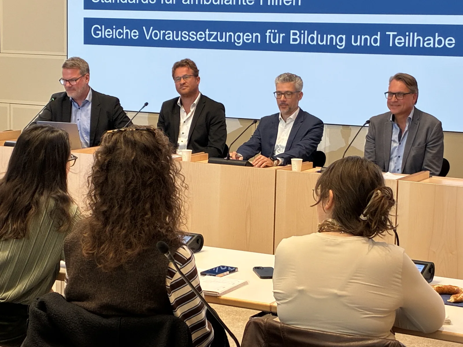 Podium der Landespressekonferenz mit vier Vertretern des Bündnisses