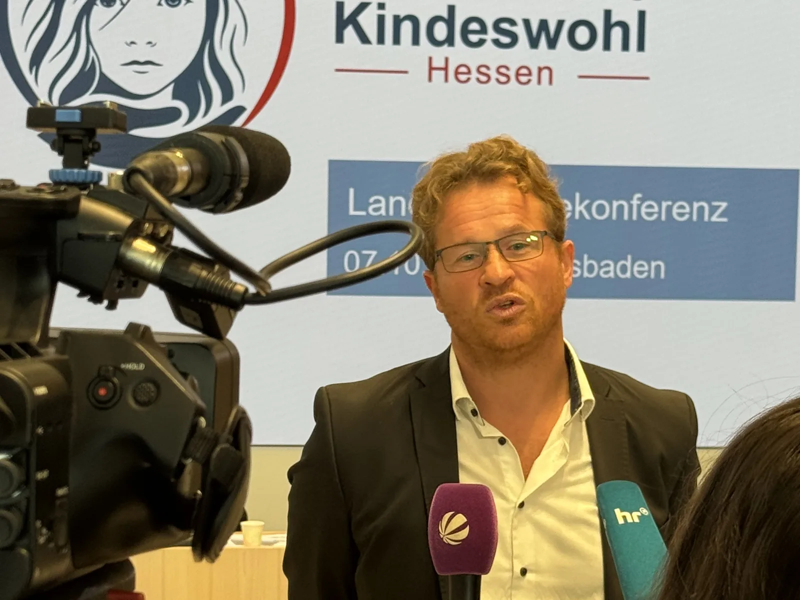 Statement vor den Mikrofonen von hr und Sat.1